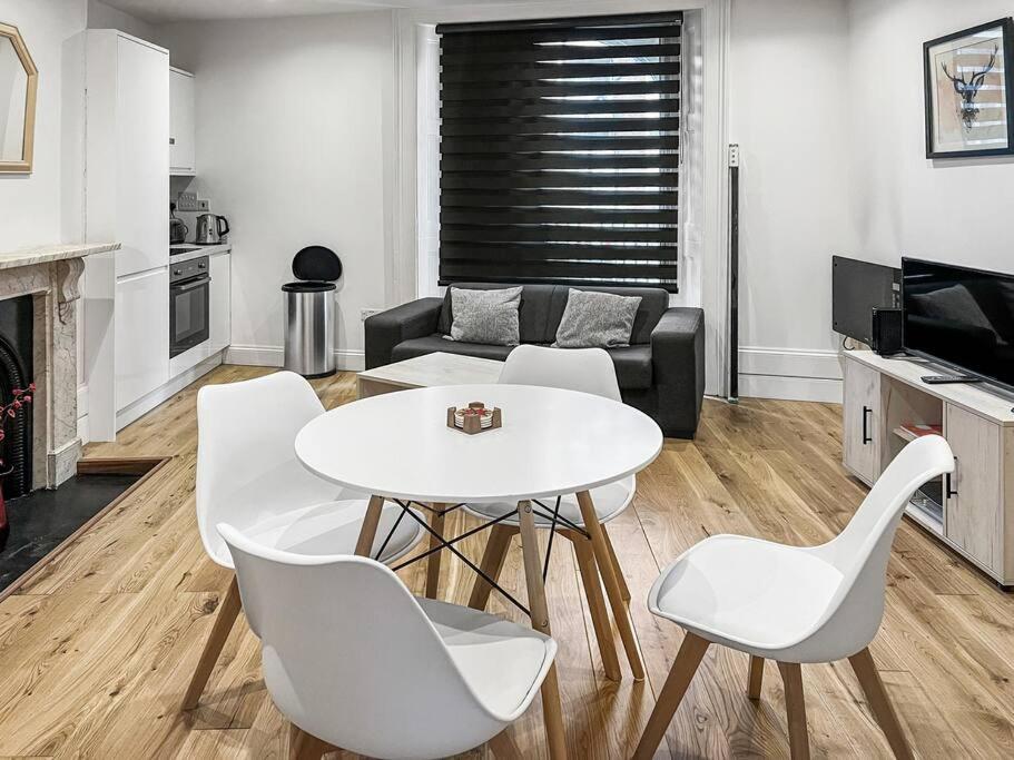 Bright And Spacious 1-Bdr Flat W/ Free Parking เรดดิ้ง ภายนอก รูปภาพ